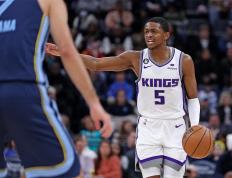 PG电子-足球夜战：辽东飞鹰队读秒扳平北城犀牛队，主帅临场妙招二次进攻频频奏效的简单介绍